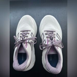 New Balance Women's Sneakers - White and Purple